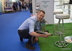 Joep Janssen of Limex quickly grabbed the vacuum cleaner at the beginning of Day 1 to clean the booth.